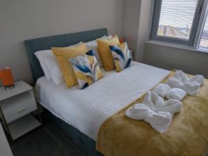 a bed with white towels on top of it at Stunning Sea View 2BR Flat Sleeps 5 Walk to Beach - Big Savings for Extended Stays - by Nestora Stays Ltd in Brighton & Hove
