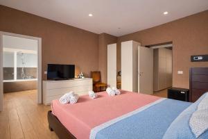 a bedroom with a bed with white towels on it at Edo House Anzio - Beachfront - Fronte Mare - Affittacamere - Private Parking in Anzio