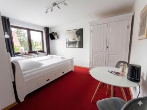 a bedroom with a white bed and a table at Villa Zosieńka - FREE PARKING - Blisko Forum & Stare Miasto in Gdańsk