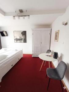 a bedroom with a bed and a table and chairs at Villa Zosieńka - FREE PARKING - Blisko Forum & Stare Miasto in Gdańsk +20 photos