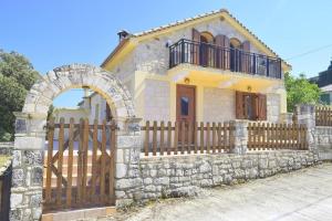 a house with a gate and a fence at Villa Araklis, Ithaca in Anoyí