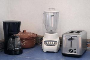 a blender and a toaster sitting on a counter at Casa Alma in Brisas de Zicatela