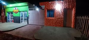 a store front at night with a green and red wall at Apart Fiambala alojamiento in Fiambalá