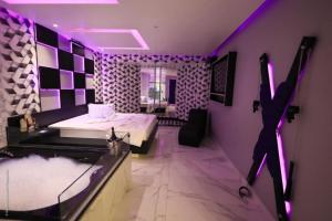 a room with a bathroom with a tub and a bed at Motel Deslize Limeira 4 in Limeira
