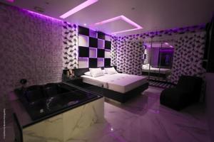 a bedroom with a bed and a sink and a tub at Motel Deslize Limeira 4 in Limeira +9 photos