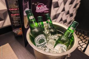 a bucket of beer bottles and glasses in ice at Motel Deslize Limeira 4 in Limeira