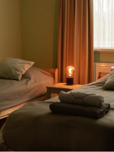 a bedroom with two beds and a candle on a table at Tulpenzicht in Zilk