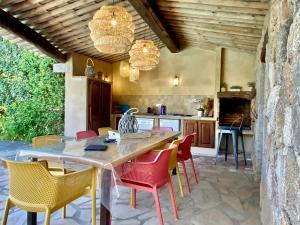 a dining room with a table and chairs at Concadoro in Porto-Vecchio