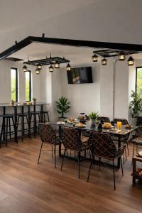 a dining room with tables and chairs in a room at Operadora Stay - Edificio Puerto Living in Barrancabermeja