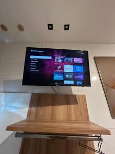 a flat screen tv sitting on top of a table at Flat jk 04 térreo in Juazeiro do Norte