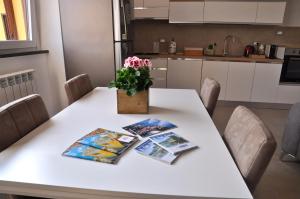 a white table with a vase of flowers on it at Il Borgo in Lurago D'Erba 