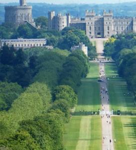 a view of windsor castle from the top of the gardens at The Cosy Cabin in Old Windsor