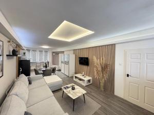 a living room with a couch and a table at ÁTRIUM Apartman Kaposvár in Kaposvár