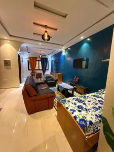 a living room with a bed and a couch at Villa soleil du Sénégal in Dakar
