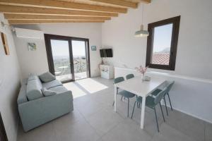 a living room with a table and a couch at La Casetta in Toscolano Maderno