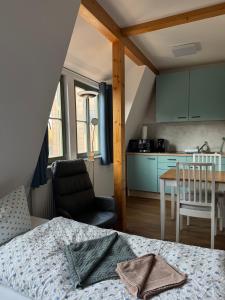 a small room with a bed and a kitchen at Appartements Am Theater - Altstadt - Parkplatz in Weimar