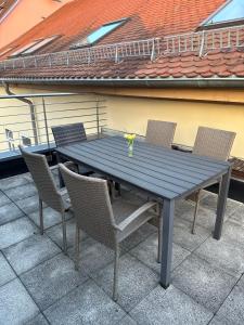 a black table and chairs on a patio at Appartements Am Theater - Altstadt - Parkplatz in Weimar