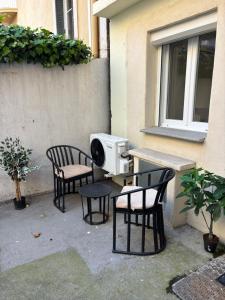 a table with two chairs and a microwave on it at Appartement Ajaccio T3 in Ajaccio