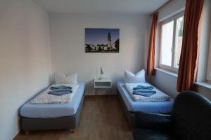 a living room with two beds and a couch at Appartements Am Theater - Altstadt - Parkplatz in Weimar