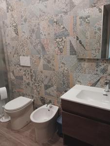 a bathroom with a toilet and a sink at La casa di Clizia in San Marco Evangelista