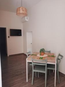 a dining room with a table and chairs at La casa di Clizia in San Marco Evangelista +2 photos