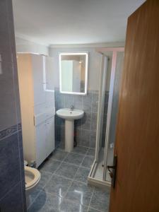 a bathroom with a sink and a toilet and a mirror at Casa 3 quartos - Outeiro do Sul in Adopisco +37 photos