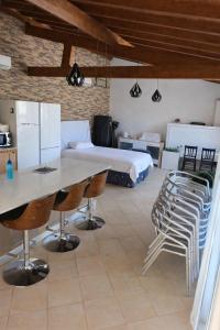 a bedroom with a bed and a table and chairs at Casa 3 quartos - Outeiro do Sul in Adopisco