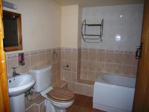 a bathroom with a toilet and a sink and a tub at Stables- Ukc4912 in Timberscombe +16 photos