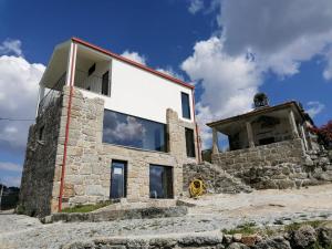 a stone house on top of a hill at Quinta do Giz in Baião