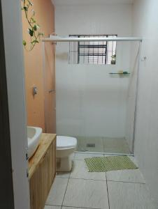 a bathroom with a shower and a toilet and a sink at Zen Maharani Guesthouse - Qt nº 5 in Bauru