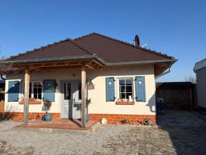 a small house with a brown roof at Landliebe, Ferienhaus, 3 Schlafzimmer mit Sauna und Outdoor Whirlpool in Geierswalde