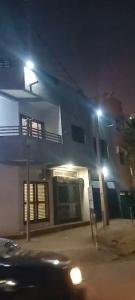 a building with a street light in front of it at night at Le Tounkaranké résidence ACI 2000 GREEN STUDIO autonome confortable climatisé full time installations solaires Eau chaude in Bamako