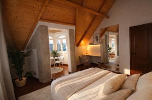 a bedroom with a bed and a desk in a room at VILLA PANGEA Habitaciones Boutique - Camino del Norte - Castro Urdiales in Castro-Urdiales