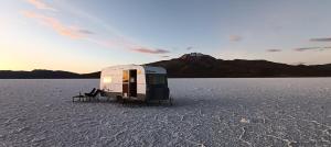 a trailer sitting in the middle of a desert at Camper Elegance Uyuni - All Inclusive in Carpas