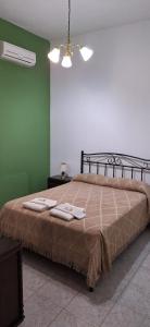 a bedroom with a bed with two towels on it at Hotel San Martín in Santa Rosa
