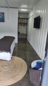 ein Zimmer mit einem Bett und einem runden Teppich in der Unterkunft Pousada Aero Sofiste in Divino de São Lourenço