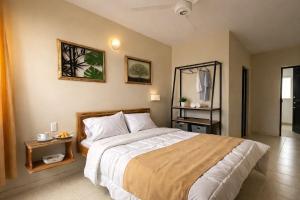 a bedroom with a large bed in a room at Operadora Stay - Edificio Puerto Living in Barrancabermeja