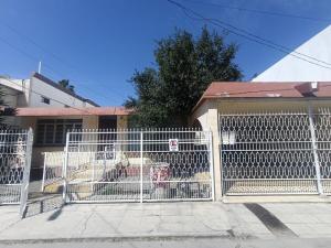 a white fence in front of a building at Casa Emilio Carranza, Linares in Linares +7 photos