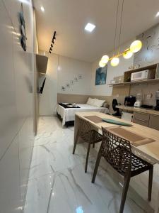 a kitchen and living room with a table and chairs at Flat jk 05 térreo in Juazeiro do Norte