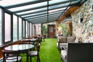 a restaurant with tables and chairs and windows at Condo Hôtel Magog Orford in Orford