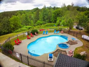 an overhead view of a swimming pool with chairs and tables at Condo Hôtel Magog Orford in Orford