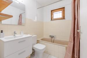 a bathroom with a sink and a toilet and a tub at Appartement cosy à Strasbourg in Strasbourg +16 photos