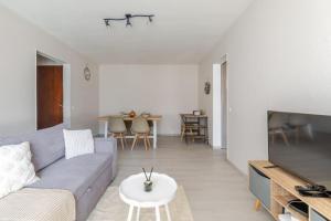 a living room with a couch and a table at Appartement cosy à Strasbourg in Strasbourg