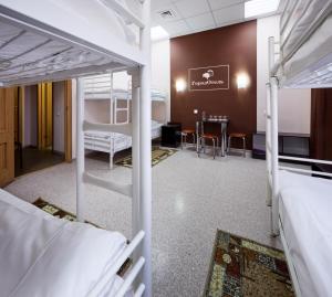 Katil dua tingkat atau katil-katil dua tingkat dalam bilik di GorodOtel on Kievskiy