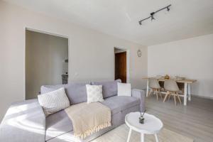 a living room with a couch and a table at Appartement cosy à Strasbourg in Strasbourg