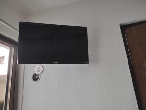 a flat screen tv hanging on a wall at El Cedralito in Mérida