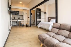 a living room with a bed and a couch at Break Estudios Manizales in Manizales
