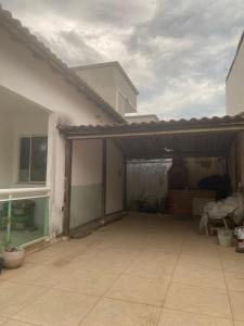 an open garage in a house at Casa dá Jo in Rio das Ostras
