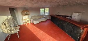 a living room with a couch and a kitchen at Funco Jacó in Portela