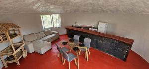 a living room with a couch and a table at Funco Jacó in Portela
